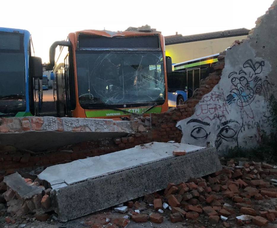 Varese: autobus danneggiati in piazzale Kennedy