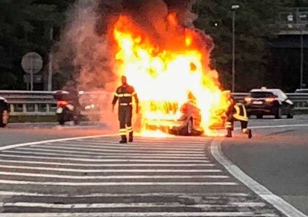 Auto in fiamme al casello di Gallarate