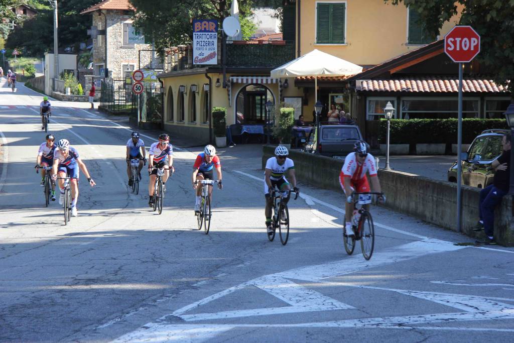 Il passaggio della Granfondo Mondiale a Castelveccana