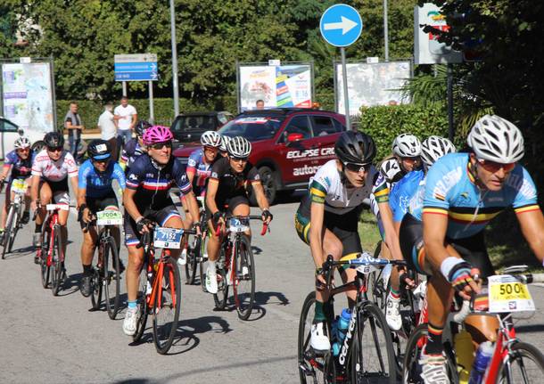 Il passaggio della Granfondo Mondiale a Castelveccana