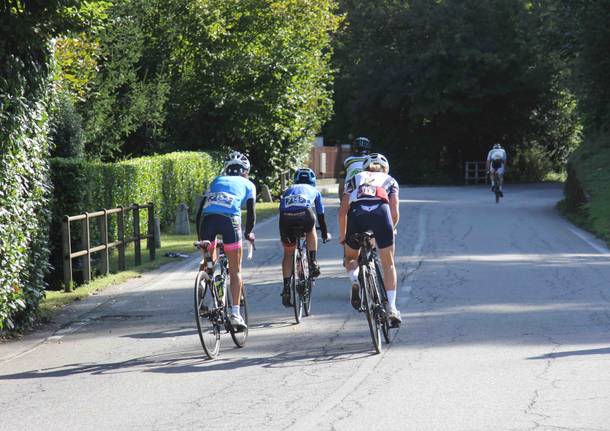 Il passaggio della Granfondo Mondiale a Castelveccana