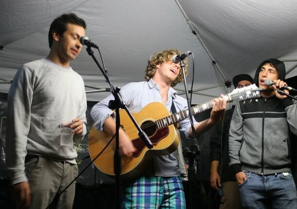 Lo Stato Sociale, concerto rinviato ma la festa prosegue sotto il gazebo