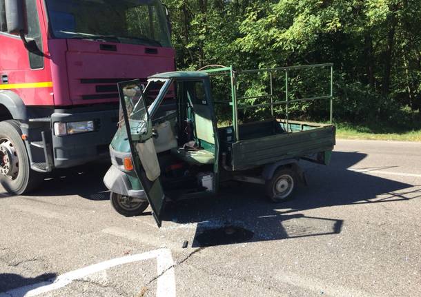 Camion contro un’Ape Car a Lonate Pozzolo