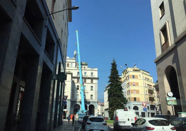 lavori a una antenna in piazza monte grappa