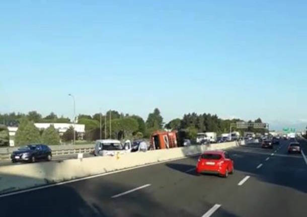 Camion ribaltato in autostrada A8