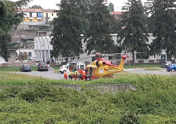 Auto contro fioriera a Olgiate