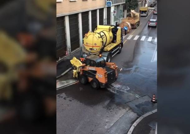 Tubo rotto in centro durante i cantieri open fiber