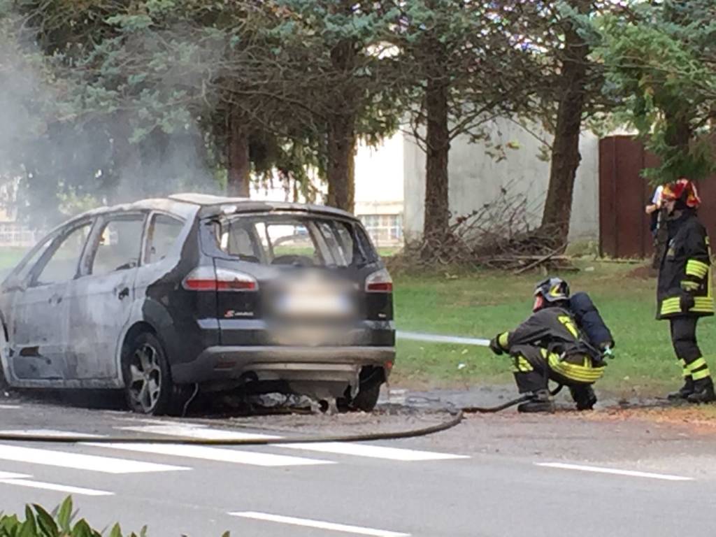 Vergiate, brucia un'auto
