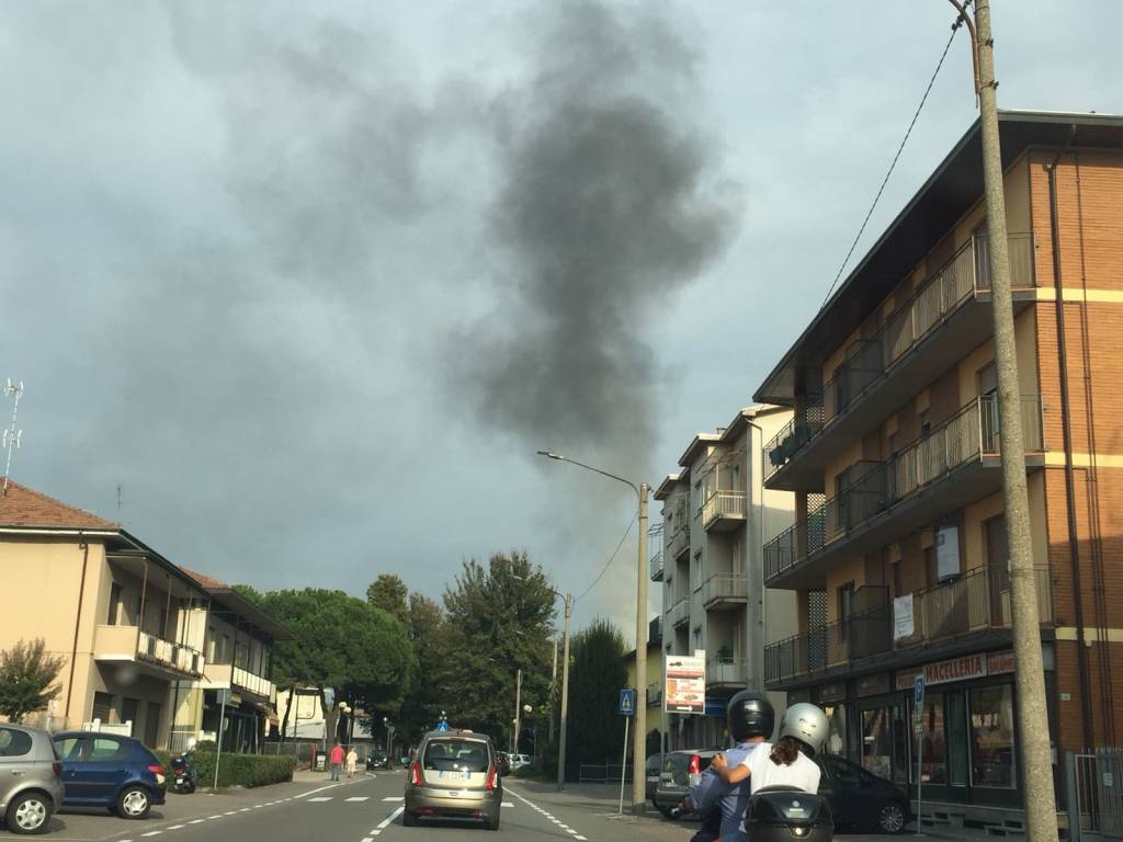 Vergiate, brucia un'auto