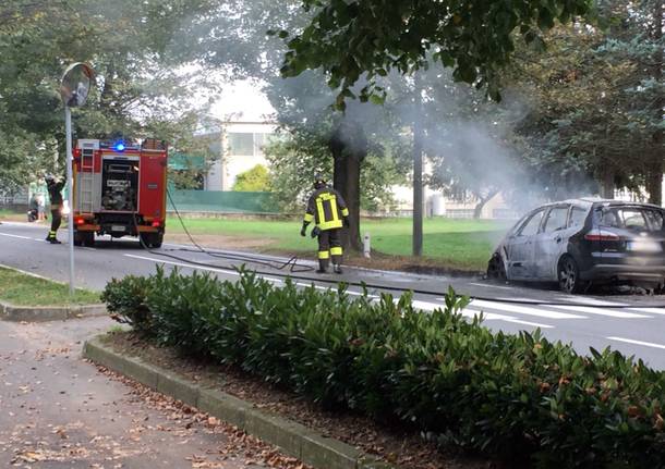 Auto prende fuoco a Vergiate