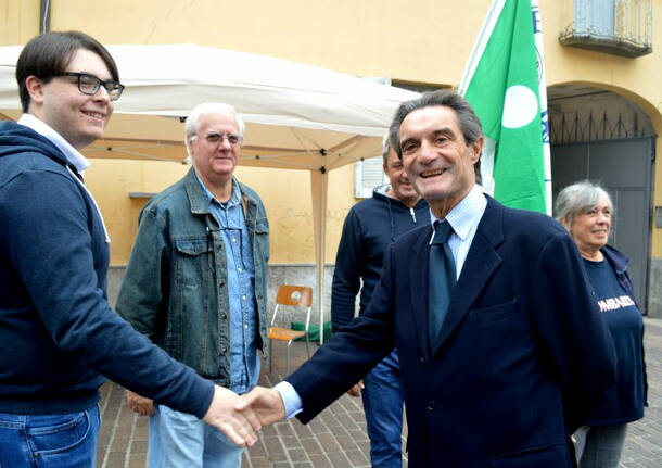 Il governatore di Regione Lombardia Attilio Fontana in visita al mercato di Rho per i 400 anni