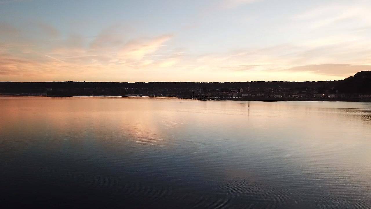 angera al tramonto dal drone