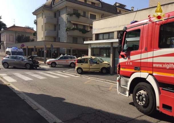 Auto contro una vetrina in via Galvani a Busto Arsizio