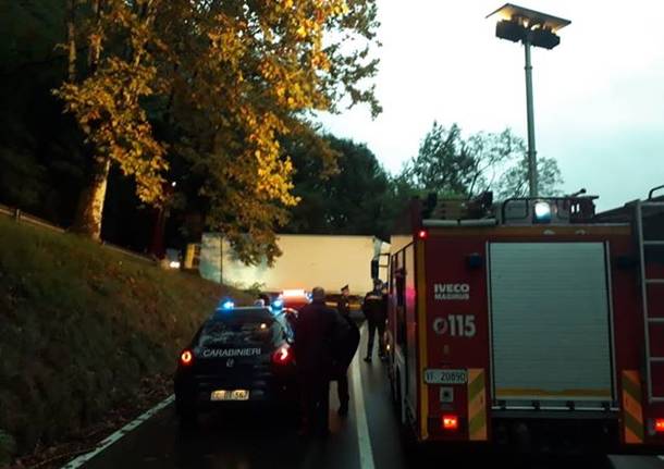 Camion incastrato a Cunardo