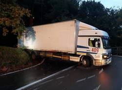 Camion incastrato a Cunardo
