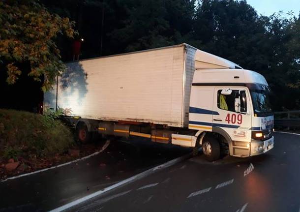 Camion incastrato a Cunardo