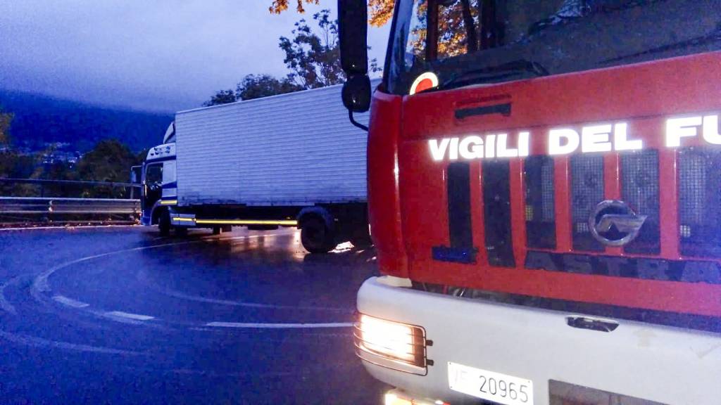 Camion incastrato a Grantola
