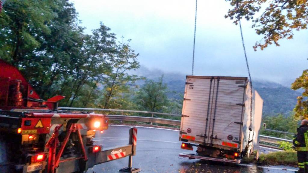 Camion incastrato a Grantola