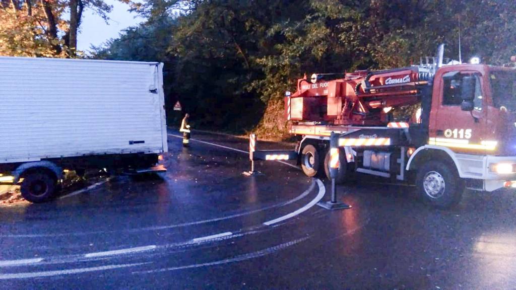 Camion incastrato a Grantola