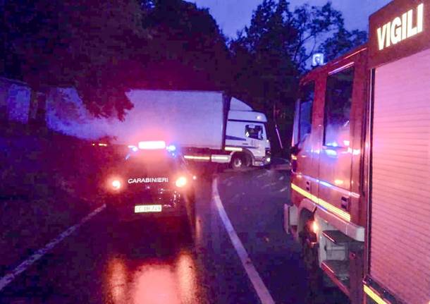 Camion incastrato, strada chiusa per due ore a Grantola