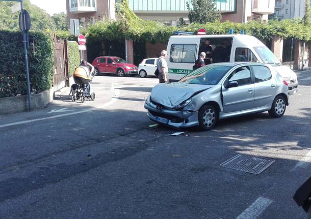 Truffatori scappano dai carabinieri, e fanno un frontale