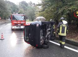 Auto ribaltata tra Sesto Calende e A26