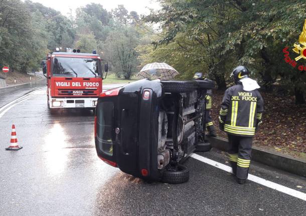 Auto ribaltata tra Sesto Calende e A26