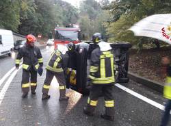 Auto ribaltata tra Sesto Calende e A26