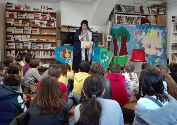 La scuola senza zaino festeggia la biblioteca