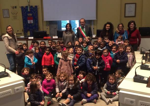 I bambini della scuola vanno a trovare il sindaco