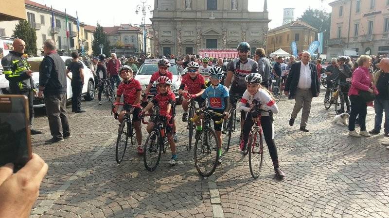 La partenza della 98a Tre Valli Varesine 2018 da Saronno