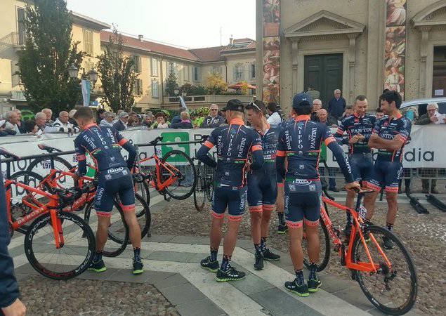 La partenza della 98a Tre Valli Varesine 2018 da Saronno