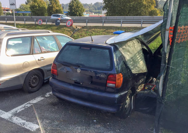 macchina area sosta autostrada