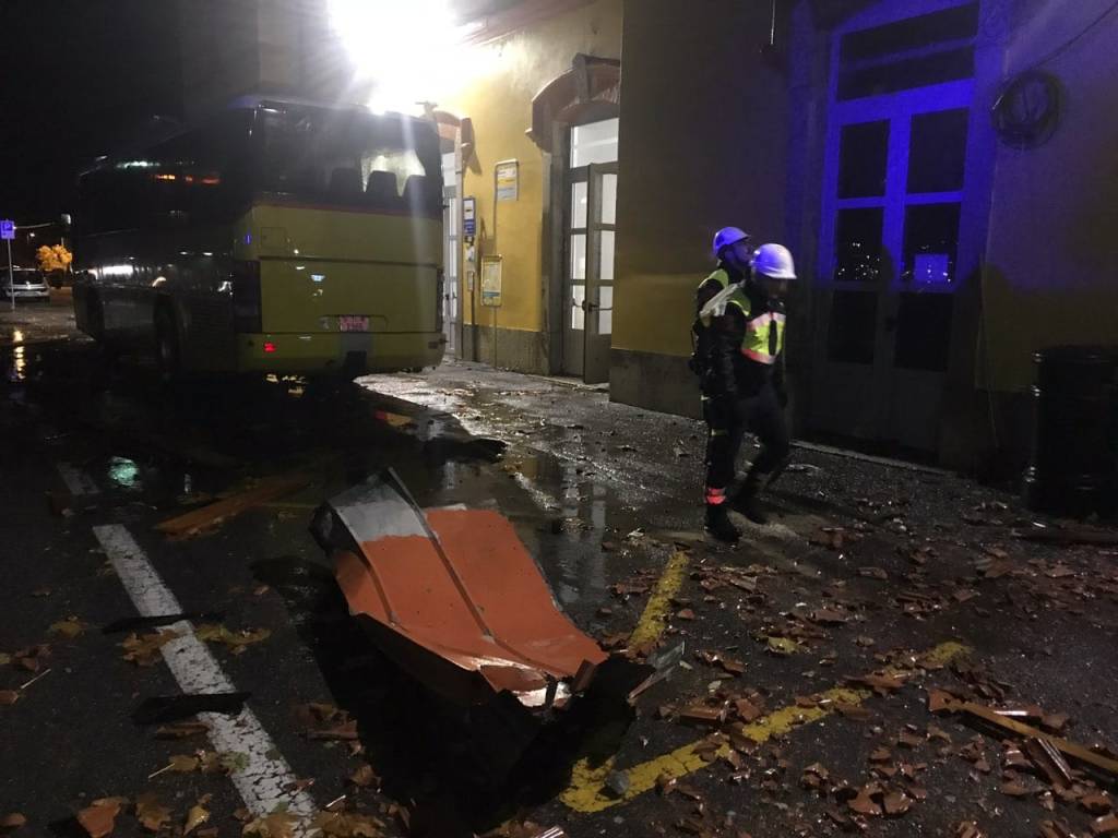 Porto Ceresio, crolla il tetto del Bar della Stazione