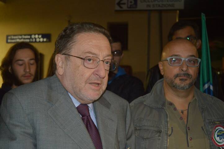 Presidio Fratelli d Italia alla stazione di Canegrate dopo aggressione   Riccardo De Corato  9 