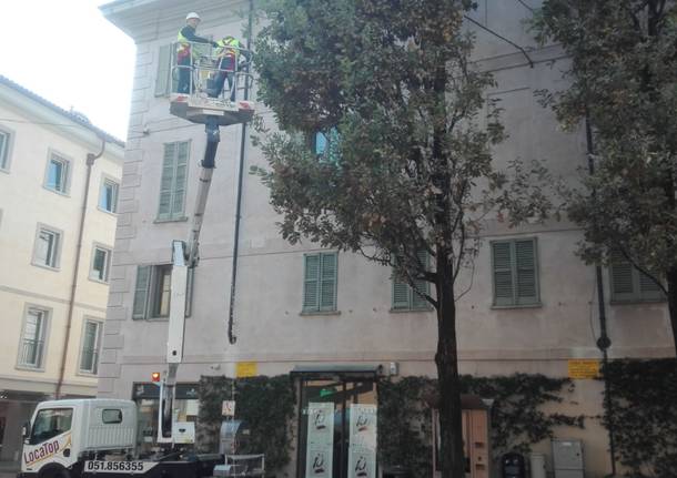 Si preparano le luminarie di natale in centro