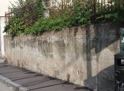 via Piemonte a Varese scambiata per orinatoio