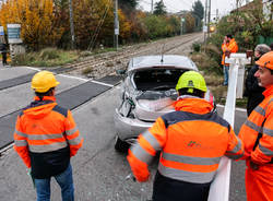 auto passaggio livello gazzada