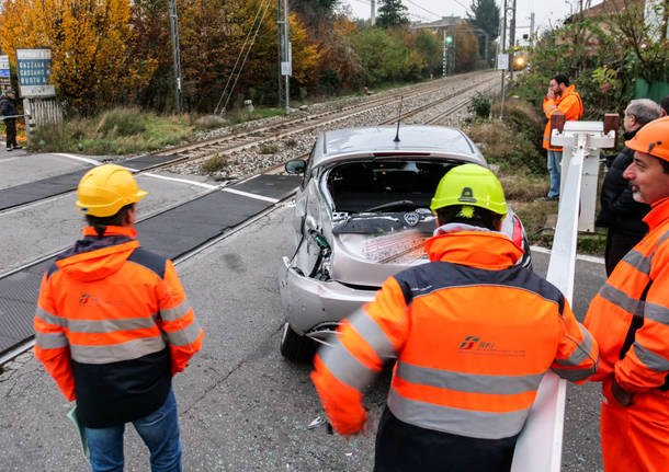 auto passaggio livello gazzada