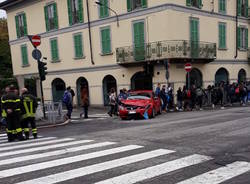 L\'incidente in via Sacco tra un\'auto e un pullman