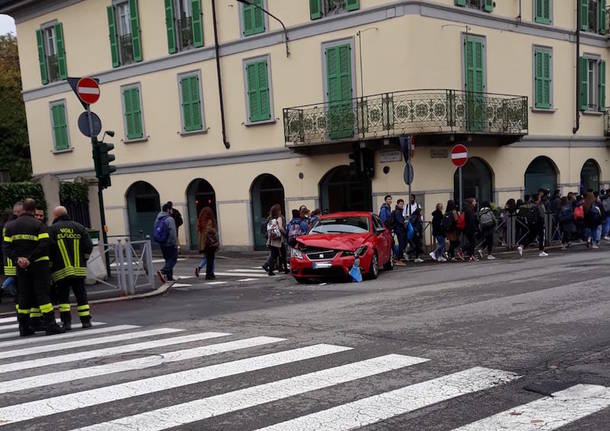 L\'incidente in via Sacco tra un\'auto e un pullman