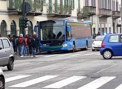 L\'incidente in via Sacco tra un\'auto e un pullman