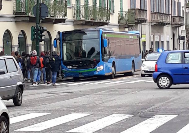 L\'incidente in via Sacco tra un\'auto e un pullman