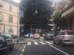 L\'incidente in via Sacco tra un\'auto e un pullman