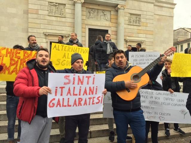 Sinti, la manifestazione in centro a Gallarate