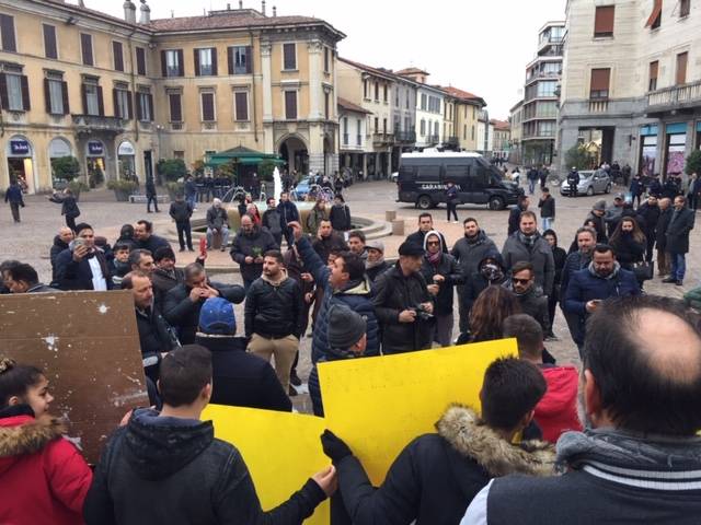 Sinti, la manifestazione in centro a Gallarate