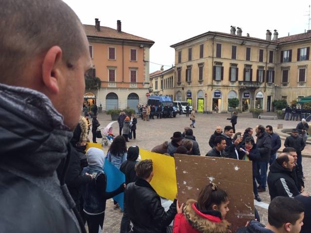 Sinti, la manifestazione in centro a Gallarate