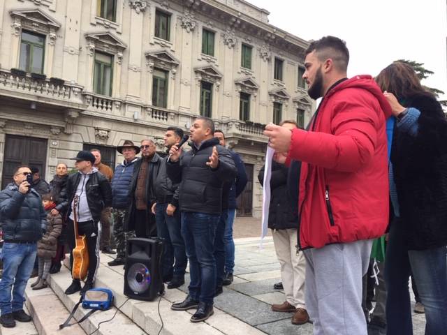 Sinti, la manifestazione in centro a Gallarate