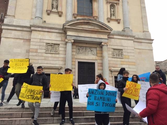 Sinti, la manifestazione in centro a Gallarate
