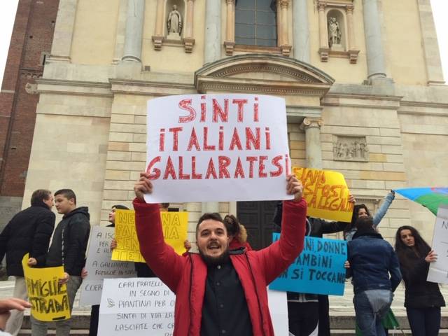 Sinti, la manifestazione in centro a Gallarate